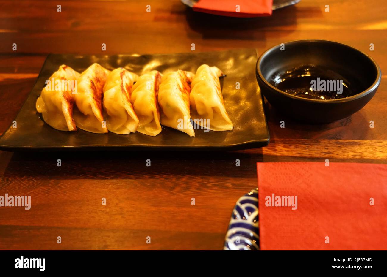 Nahaufnahme der japanischen Gyoza in einem Restaurant in Düsseldorf. Gyoza sind Knödel mit verschiedenen Füllungen, zum Beispiel Hackfleisch oder Gemüse. Stockfoto