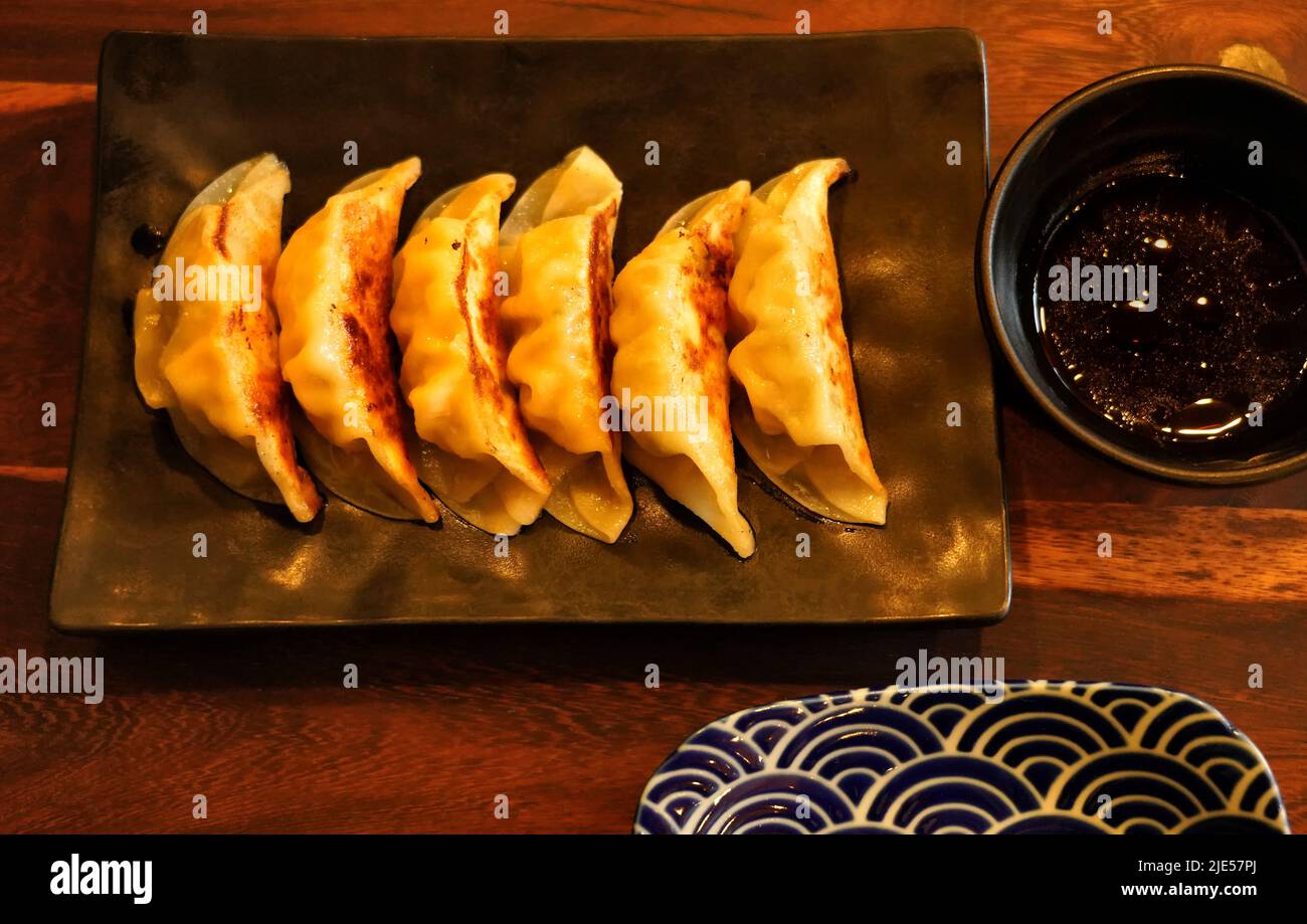 Nahaufnahme der japanischen Gyoza in einem Restaurant in Düsseldorf. Gyoza sind Knödel mit verschiedenen Füllungen, zum Beispiel Hackfleisch oder Gemüse. Stockfoto