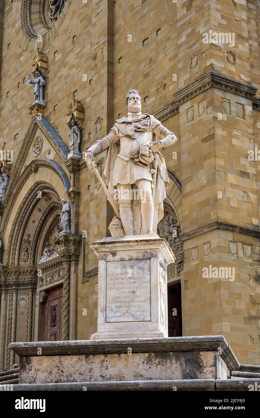 Statue von Ferdinando I de' Medici, Großherzog der Toskana, vor dem Dom auf der Piazza del Duomo im historischen Stadtzentrum von Arezzo in der Toskana, Italien Stockfoto