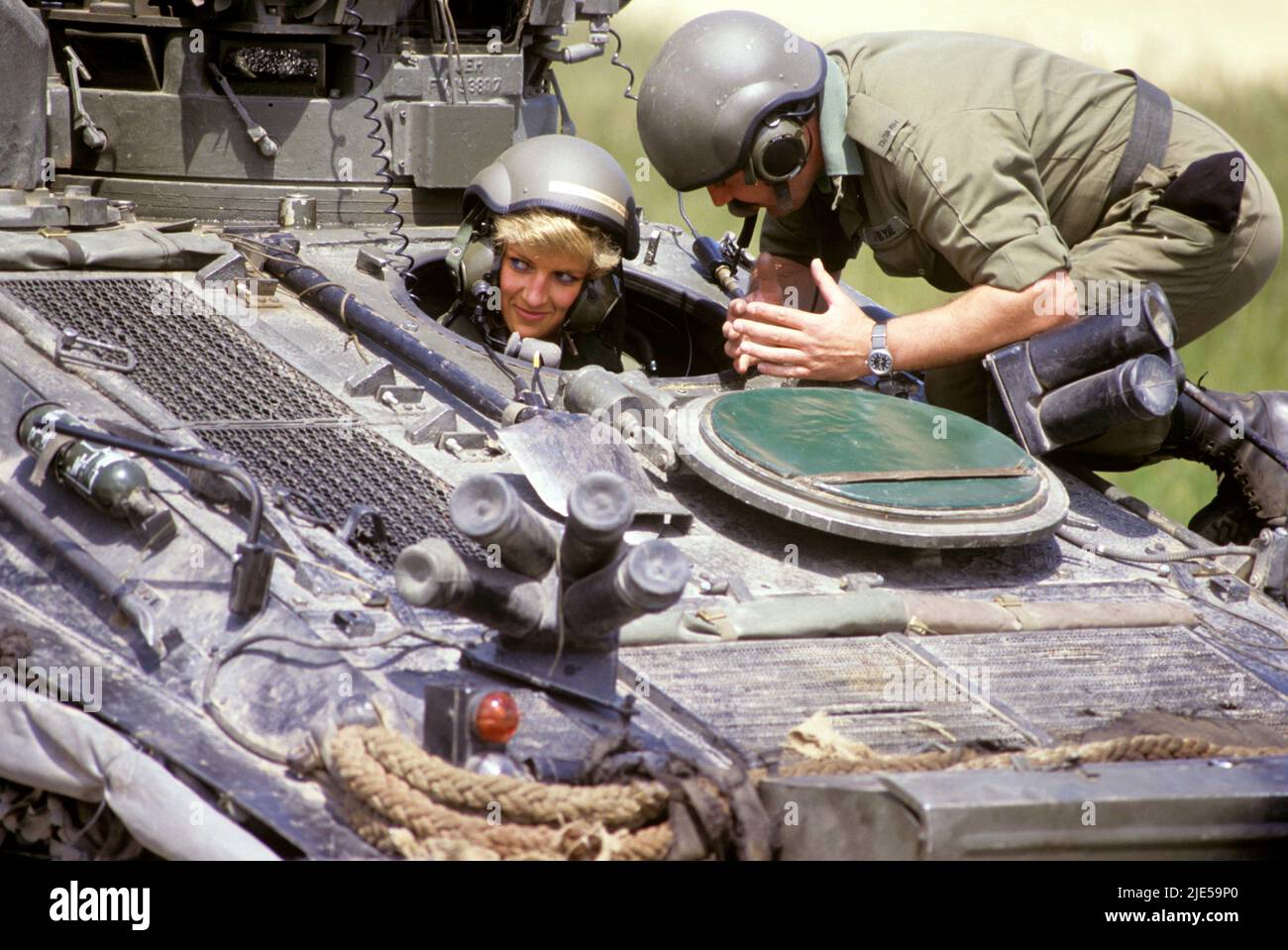 Aktenfoto vom 23/6/1988 der Prinzessin von Wales auf dem Fahrersitz des Panzers „Striker“, Anweisungen von Sgt Chris O'Byrne auf der Salisbury Plain. Die Herzogin von Cambridge wurde in einem gepanzerten Fahrzeug in Bildern fotografiert, die am Samstag anlässlich des Tages der Streitkräfte veröffentlicht wurden. Ausgabedatum: Samstag, 25. Juni 2022. Stockfoto