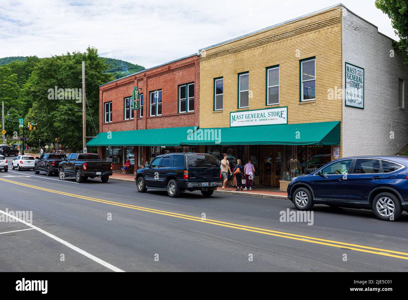 BOONE, NC, USA-20 JUNE 2022: Mast General Store auf der Main Street, Menschen auf dem Bürgersteig. Stockfoto