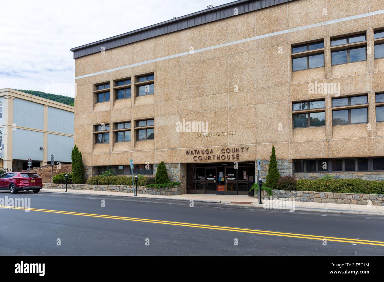 BOONE, NC, USA-20 JUNE 2022: Watauga County Courthouse Building. Stockfoto