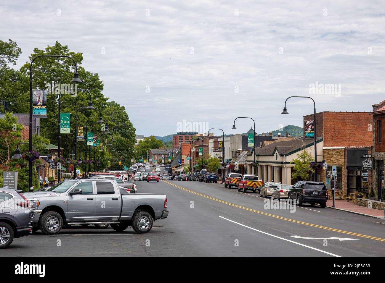 BOONE, NC, USA-20 JUNE 2022: Main Street im Sommer. Menschen, Autos, Unternehmen. Weitwinkel. Stockfoto