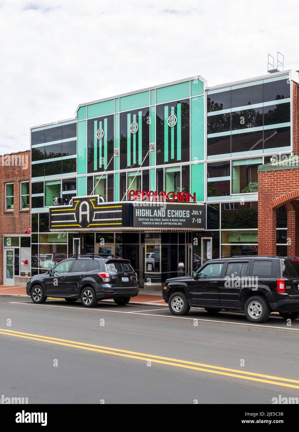 BOONE, NC, USA-20 JUNE 2022: Art Deco Appalachian Theatre an der Main Street. Vertikales Bild. Stockfoto
