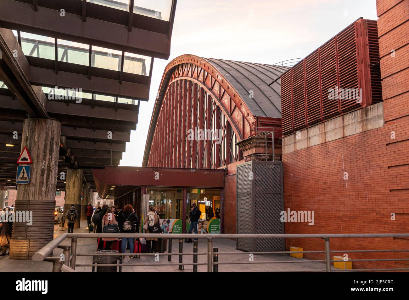 Madrid, Spanien. Der Bahnhof Puerta de Atocha, der größte Bahnhof für Pendler-, Regional- und Intercity-Züge sowie AVE-Hochgeschwindigkeitszüge Stockfoto