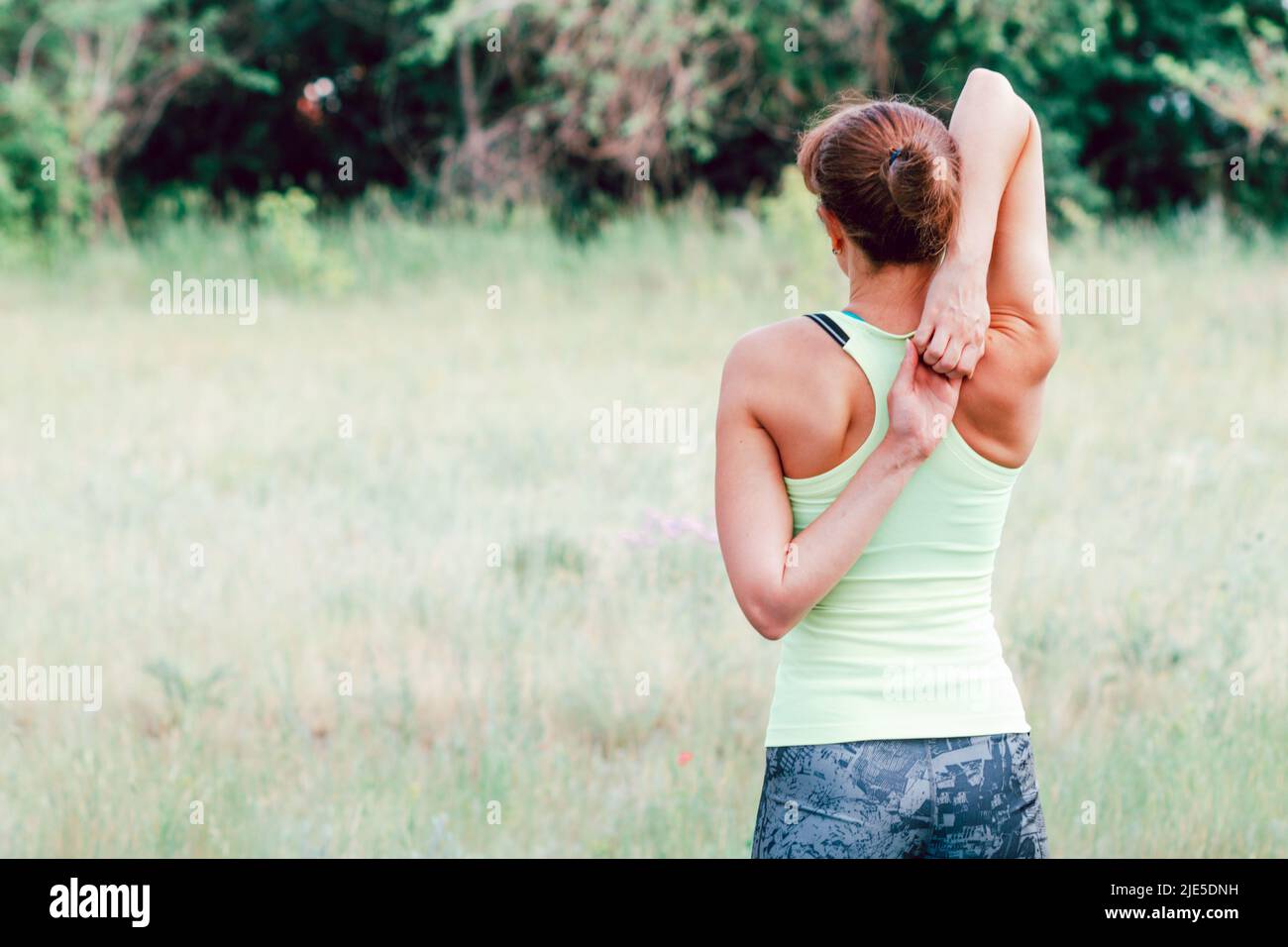Junge schlanke Frau in Sportkleidung Yoga und Meditation in der Natur für Stressabbau und gesunden Geist zu üben Stockfoto