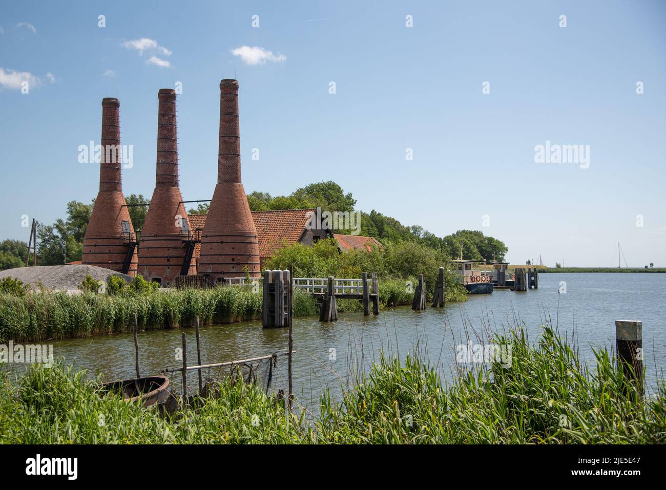 Enkhuizen, Niederlande. Juni 2022. Die Kamine der Steinöfen von Enkhuizen. Hochwertige Fotos Stockfoto