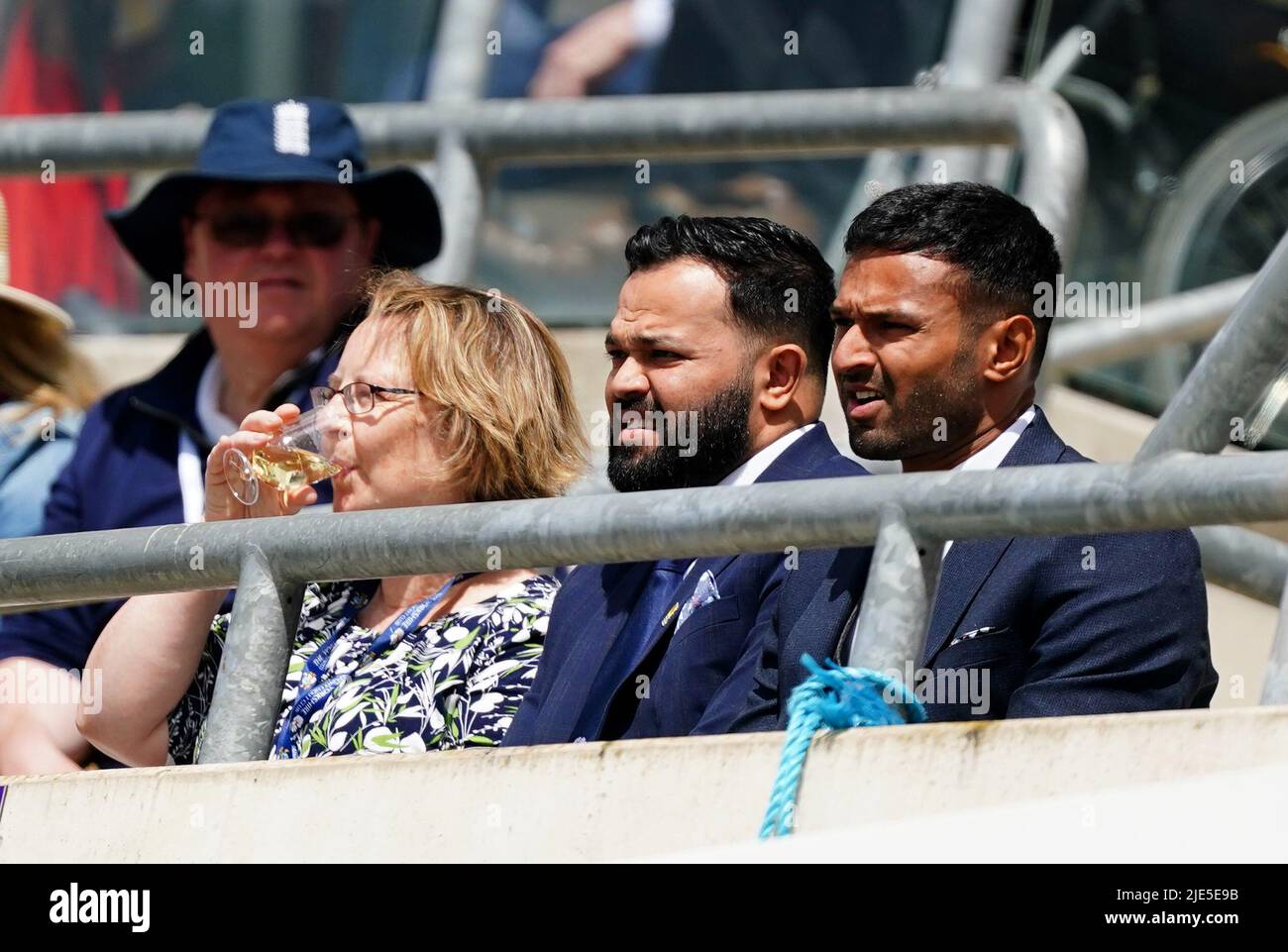 Azeem Rafiq (Mitte) in den Tribünen am dritten Tag des dritten LV= Insurance Test Series Match im Emerald Headingley Stadium, Leeds. Bilddatum: Samstag, 25. Juni 2022. Stockfoto