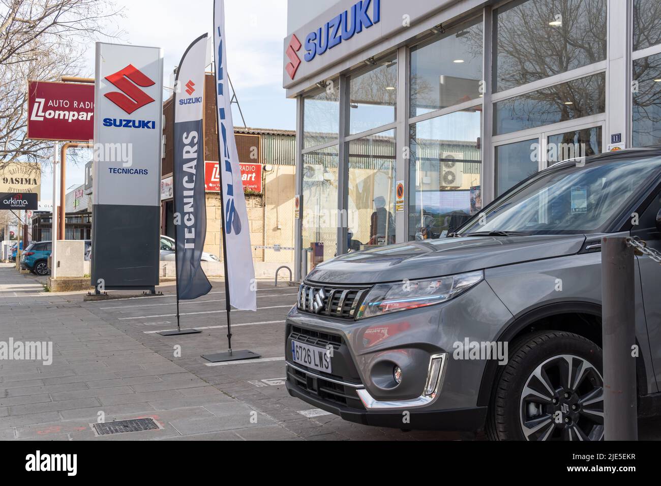 Palma de Mallorca, Spanien; april 08 2022: Händlerbetrieb des multinationalen Automobilkonzerns Suzuki bei Sonnenuntergang. Palma de Mallorca, Spanien Stockfoto