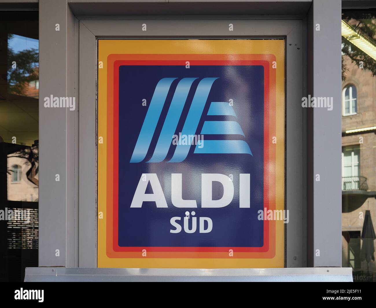 NÜRNBERG, DEUTSCHLAND - CA. JUNI 2022: Aldi Sued Schaufensterschild Stockfoto