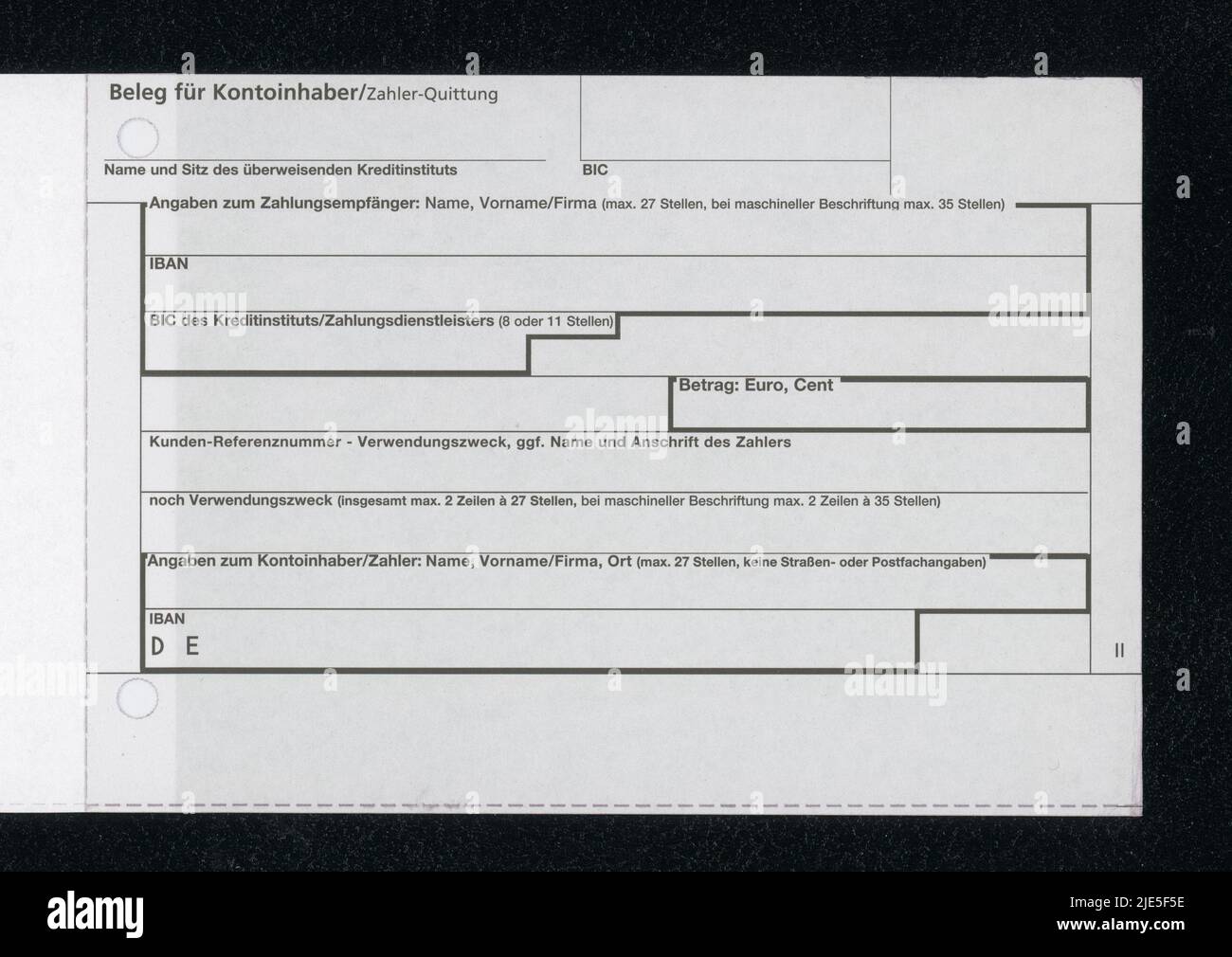 BERLIN, DEUTSCHLAND - CIRCA JUNI 2022: Leeres deutsches Formular für SEPA Ueberweisung Zahlschein, Übersetzung Single European Payment Area Transfer Stockfoto