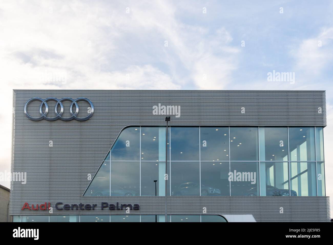 Palma de Mallorca, Spanien; april 08 2022: Händlerbetrieb des multinationalen Automobilkonzerns Audi bei Sonnenuntergang. Palma de Mallorca, Spanien Stockfoto
