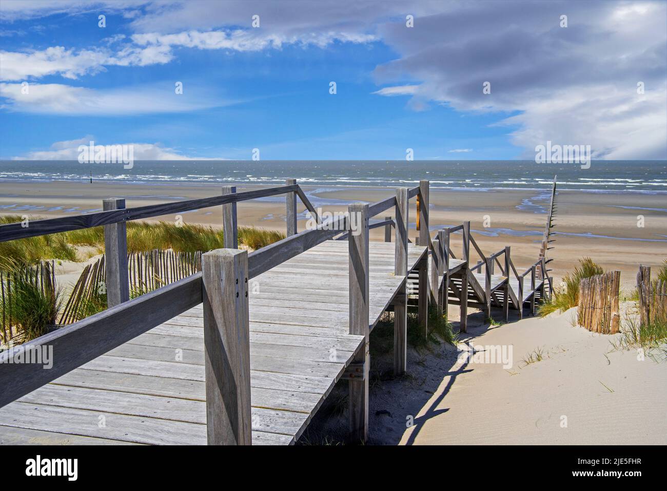 Holzkreuzung / Durchgang über die Dünen zum Strand im Naturschutzgebiet De IJzermonding, Nieuwpoort / Nieuport, Westflandern, Belgien Stockfoto