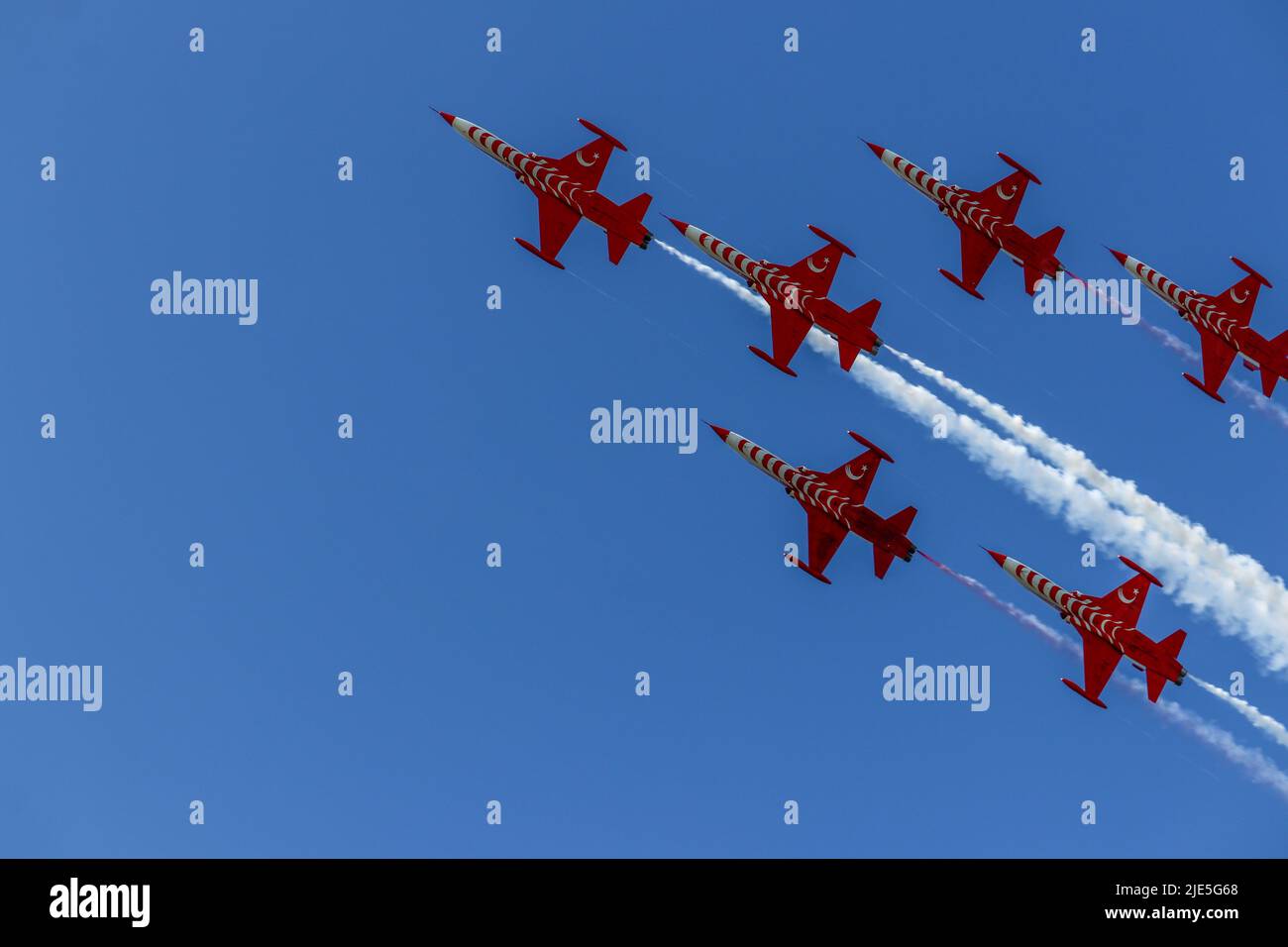 Baku - Aserbaidschan: 27. Mai 2022. Türkische Stars Jet Luftstreitkräfte Demonstration Team Aerobatics durchführen. Stockfoto