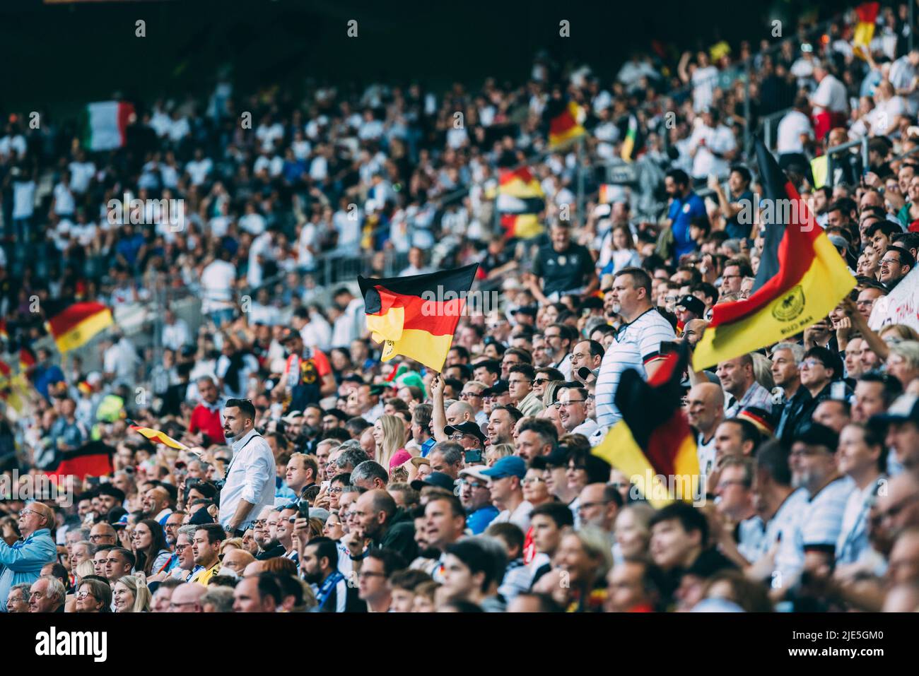 Mönchengladbach, Borussia-Park, 14.06.22: Deutschland Fans mit schwendenden Fahnen beim Länderspiel zwischen Deutschland vs. Italien. Foto: Pressefot Stockfoto