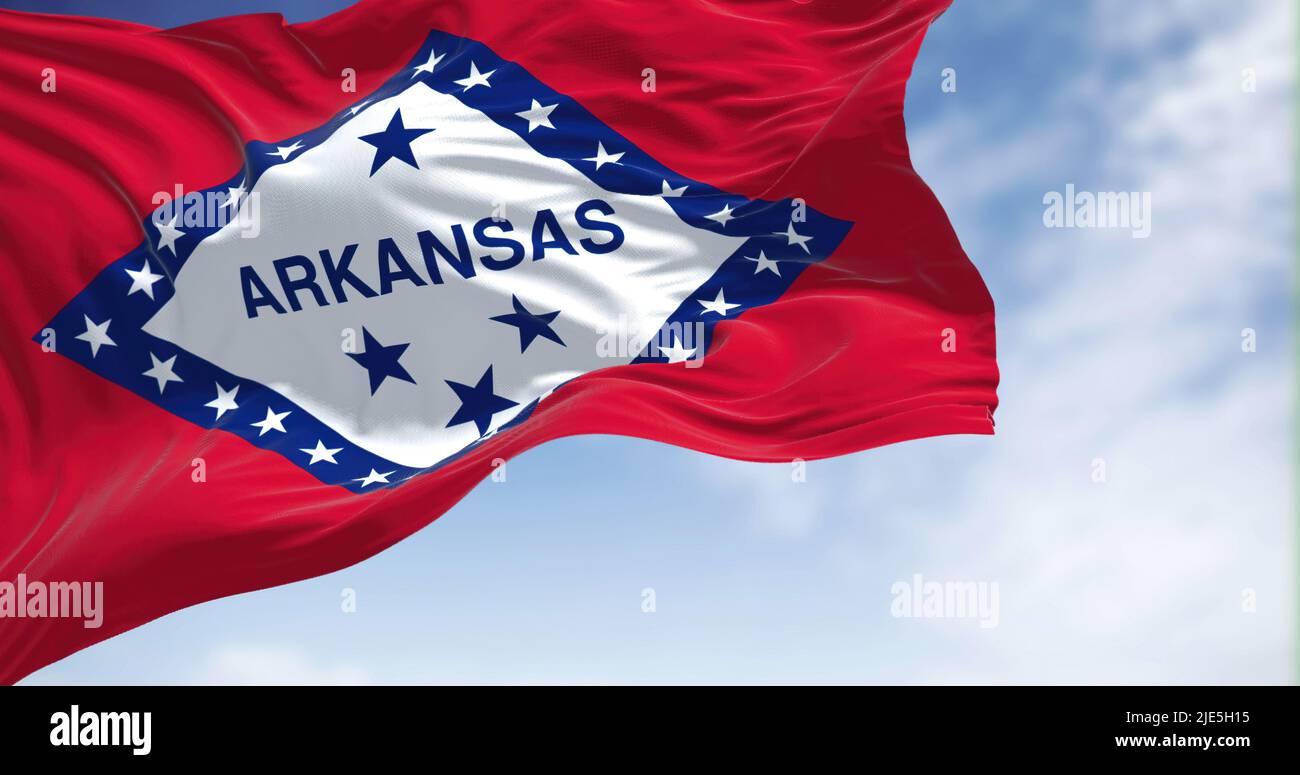 Die Staatsflagge von Arkansas winkt an einem klaren Tag im Wind. Demokratie und Unabhängigkeit. US-Bundesstaat. Stockfoto