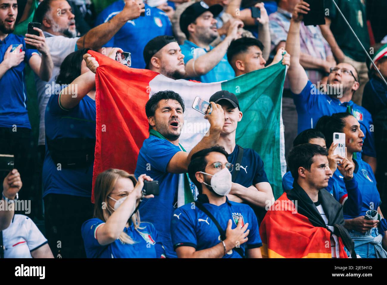 Mönchengladbach, Borussia-Park, 14.06.22: Italien Fans filmen sich beim Länderspiel zwischen Deutschland vs. Italien. Foto: pressefoto Mika Volkmann Stockfoto