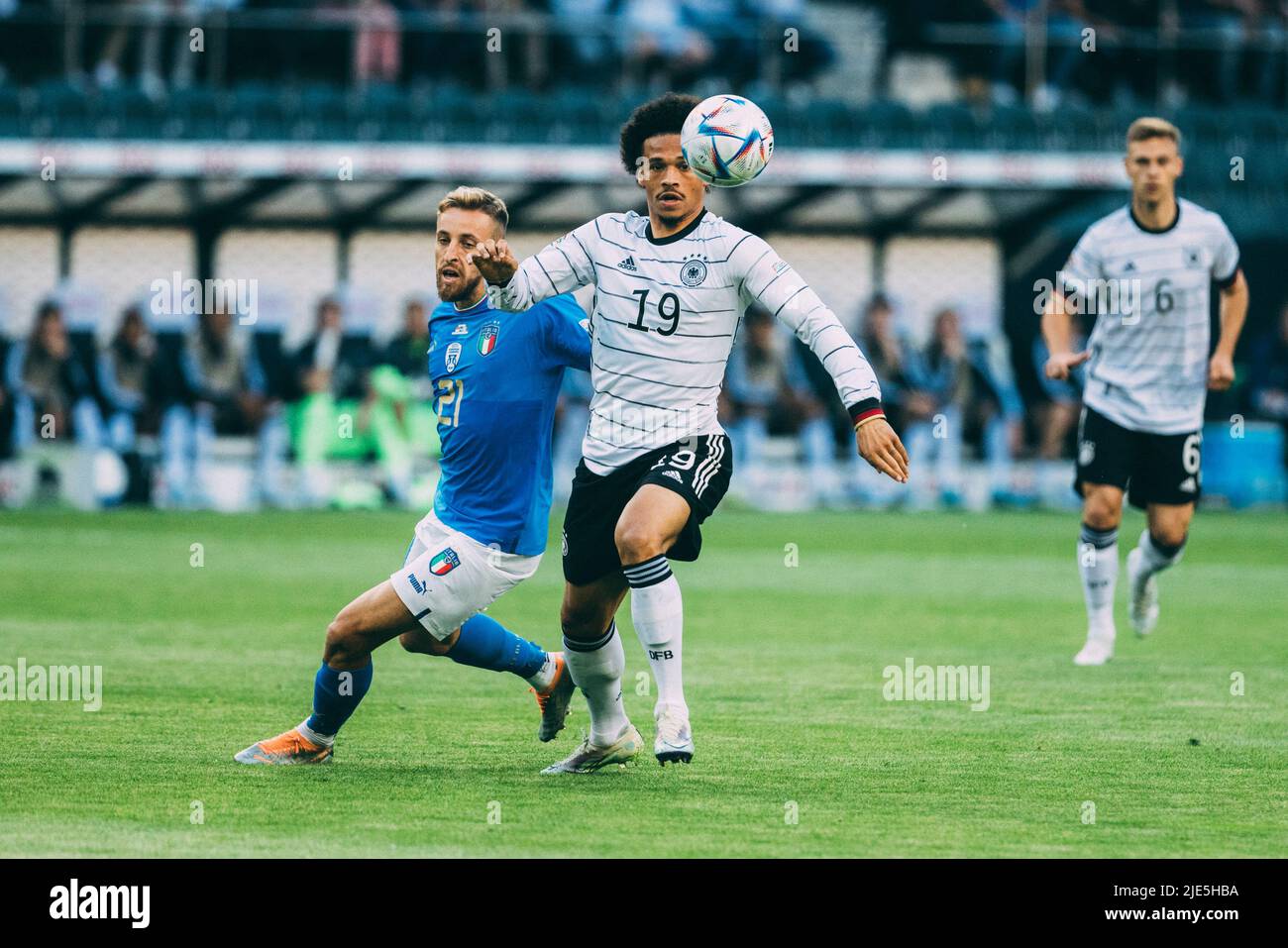 Mönchengladbach, Borussia-Park, 14.06.22: Leroy Sane (Deutschland) (R) am Ball gegen Davide Frattesi (Italien) beim Länderspiel zwischen Deutschland vs. Ita Stockfoto