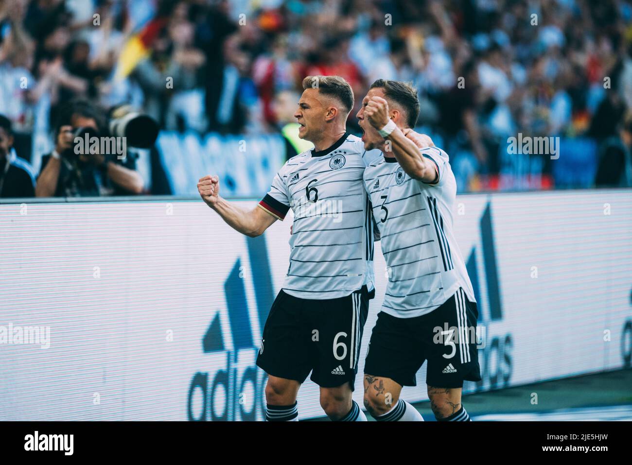 Mönchengladbach, Borussia-Park, 14.06.22: Joshua Kimmich (L) schießt das 1:0 Tor und jubelt beim Länderspiel zwischen Deutschland vs. Italien. Foto: Stockfoto