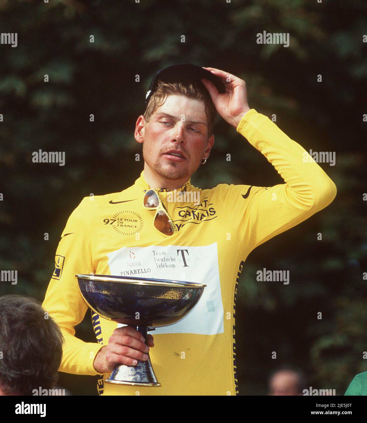 Vor genau 25 Jahren gewann Jan Ullrich die Tour de France France, historischer Sieg, Sportikone in Deutschland firo Cycling: Tour de France 6/ 1997 Siegerehrung in Paris Sieger der Tour Jan Ullrich mit Siegerpokal im gelben Triokt Copyright by firo sportphoto: Dickmannstr .2-4 45143 Essen Email: mail@firosportphoto.de (Volksbank Bochum Witten) : BLZ.: 430 601 29 Account: 341 117 100 Tel.: 0201/629355 Fax.: 0201/629374 Copyright by firo sportphoto: Dickmannstr .2-4 45143 Essen Email: mail@firosportphoto.de (Volksbank Bochum Witten) : BLZ.: 430 601 29 Account: 341 117 100 Tel.: 02 Stockfoto