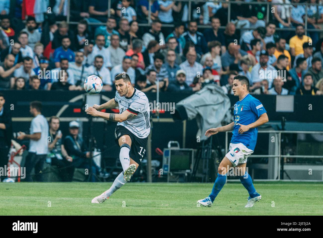 Mönchengladbach, Borussia-Park, 14.06.22: Niklas Süle (L) (Deutschland) gegen Giacono Raspadori beim Länderspiel zwischen Deutschland vs. Italien. Foto: Stockfoto