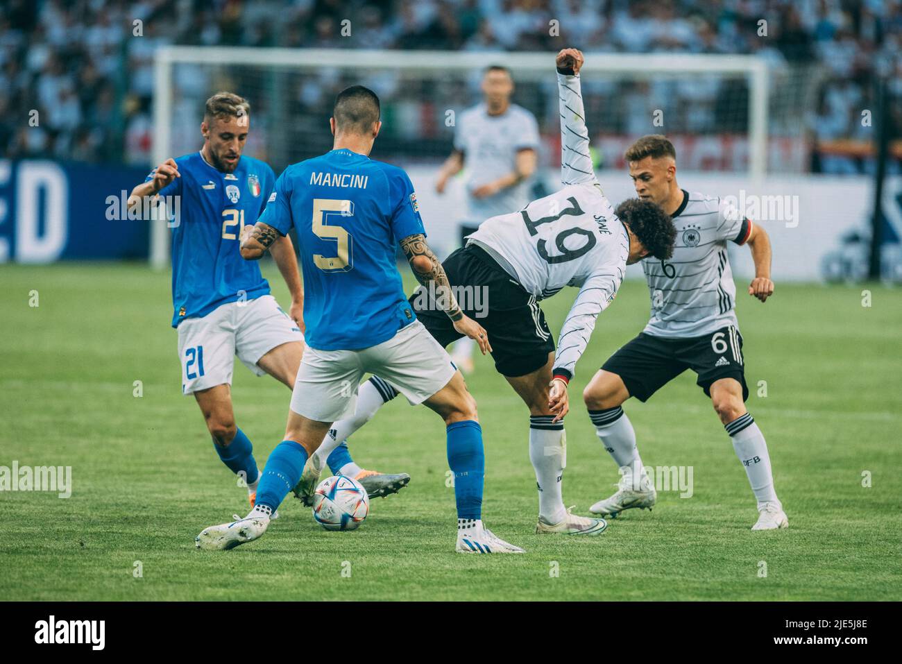 Mönchengladbach, Borussia-Park, 14.06.22: Gianluca Mancini (L) (Italien) gegen Leroy Sane (R) (Deutschland) beim Länderspiel zwischen Deutschland vs. Italie Stockfoto