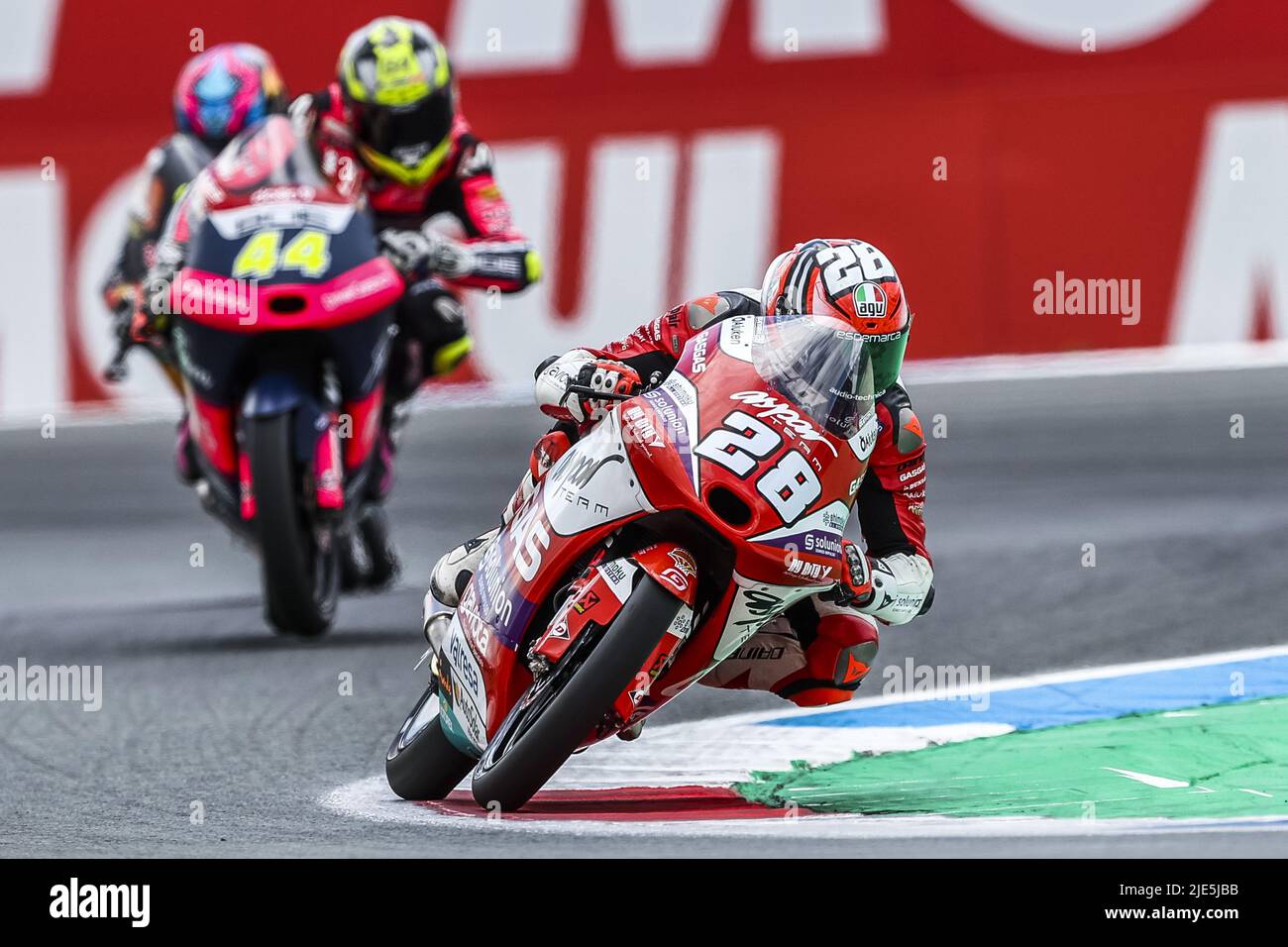 ASSEN - David Munoz (SPA) auf seiner KTM, Izan Guevara (SPA) auf seiner GasGas (lr) im Einsatz während des Qualifyings Moto3 am 25. Juni 2022 auf der TT-Strecke in Assen, Niederlande. ANP VINCENT JANNINK Stockfoto