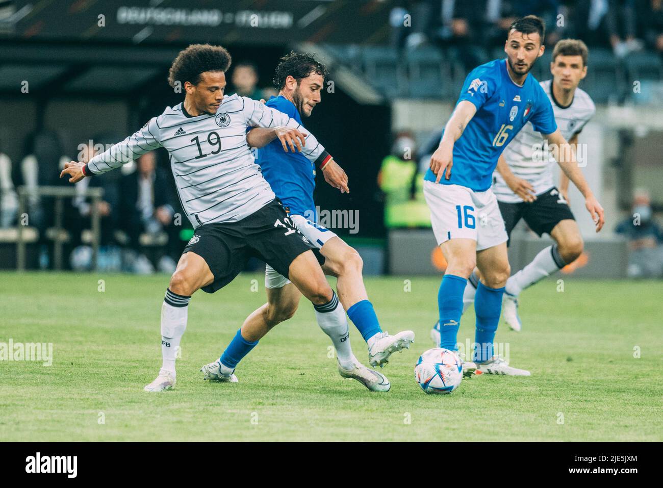 Mönchengladbach, Borussia-Park, 14.06.22: Leroy Sane (L) (Deutschland) am Ball gegen Davide Calabria (Italien) beim Länderspiel zwischen Deutschland vs. Ita Stockfoto