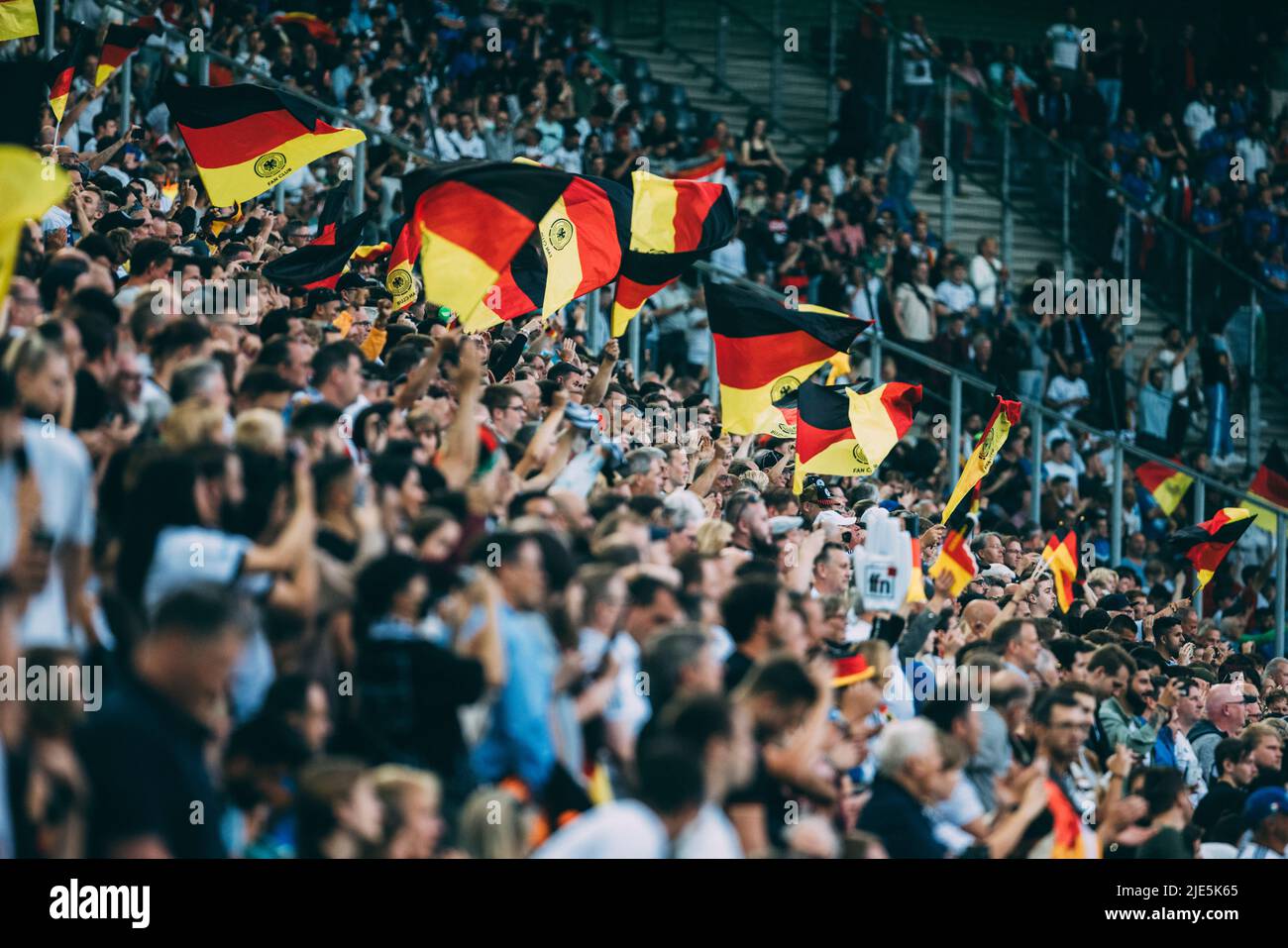 Mönchengladbach, Borussia-Park, 14.06.22: Deutschland Fans schenken Deutschland Fahnen beim Länderspiel zwischen Deutschland vs. Italien. Foto: pres Stockfoto