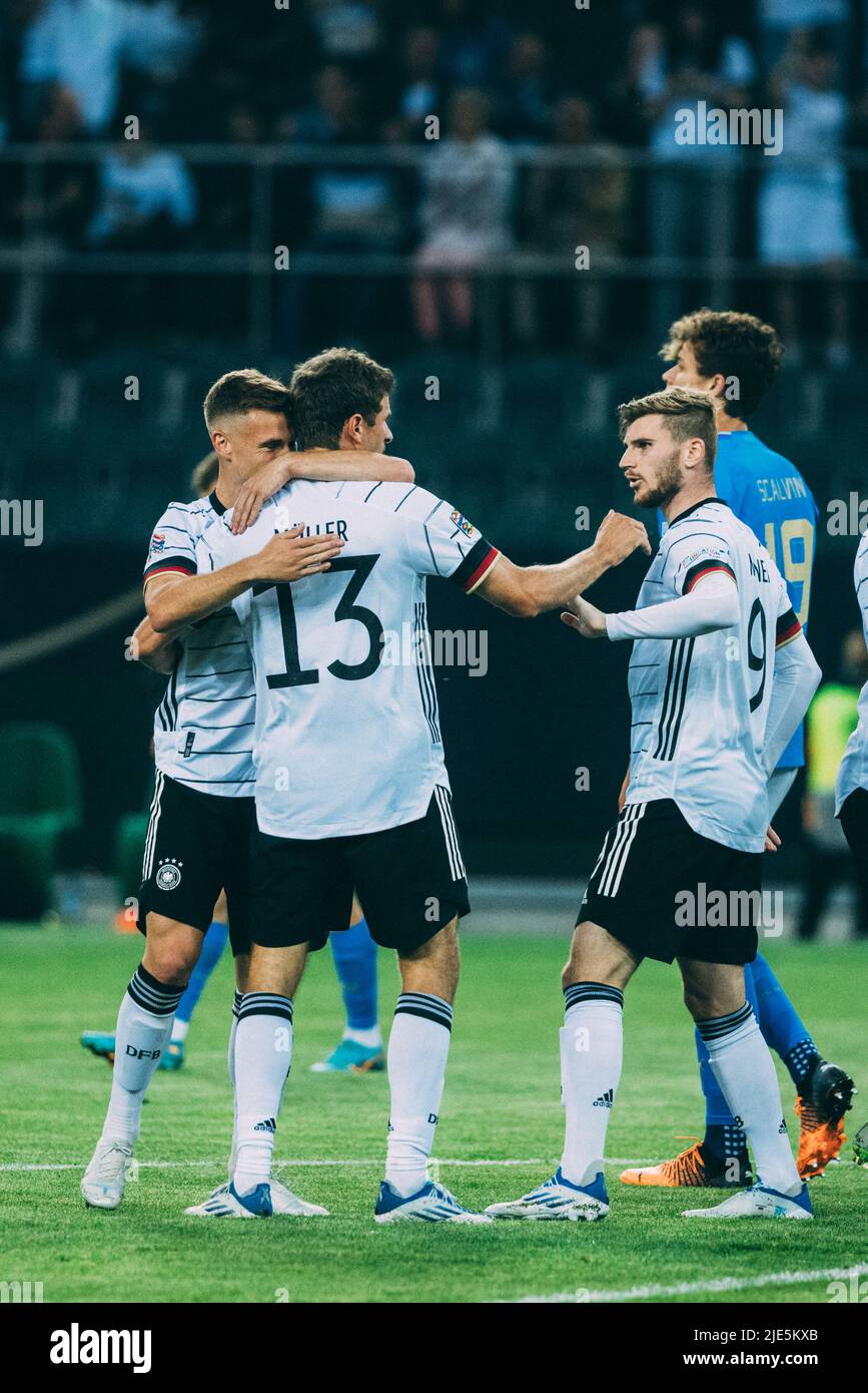 Mönchengladbach, Borussia-Park, 14.06.22: Thomas Müller (M) schießt ein Tor und jubelt mit Timo Werner beim Länderspiel zwischen Deutschla Stockfoto