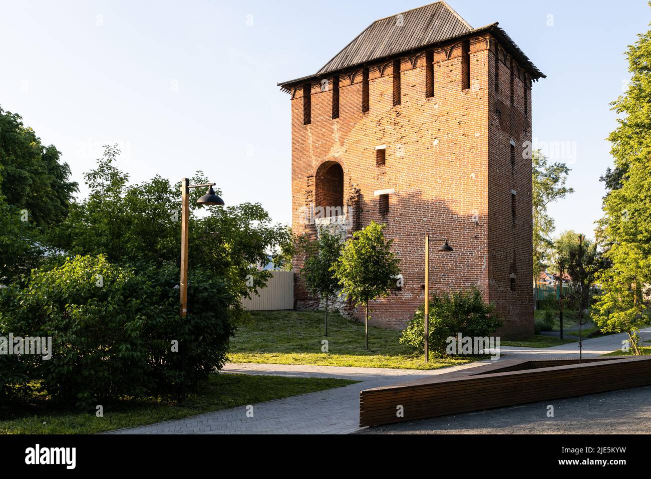 Alte Simeonovskaya Turm von Kolomna Kreml in der Altstadt von Kolomna Stadt am sonnigen Sommerabend Stockfoto