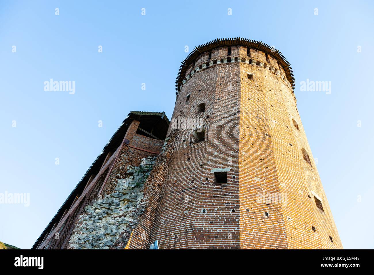 Blick von unten auf den Marinkina-Turm des Kolomna-Kremls in der Altstadt von Kolomna am sonnigen Sommerabend Stockfoto