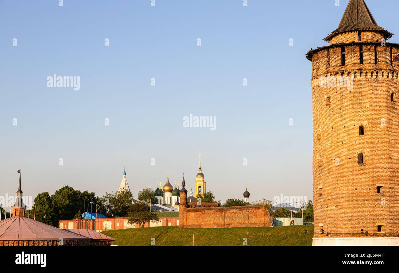 Marinkina Turm und Kirchen und Kathedrale im alten Kolomna Kreml in der alten Kolomna Stadt bei Sommeruntergang Stockfoto