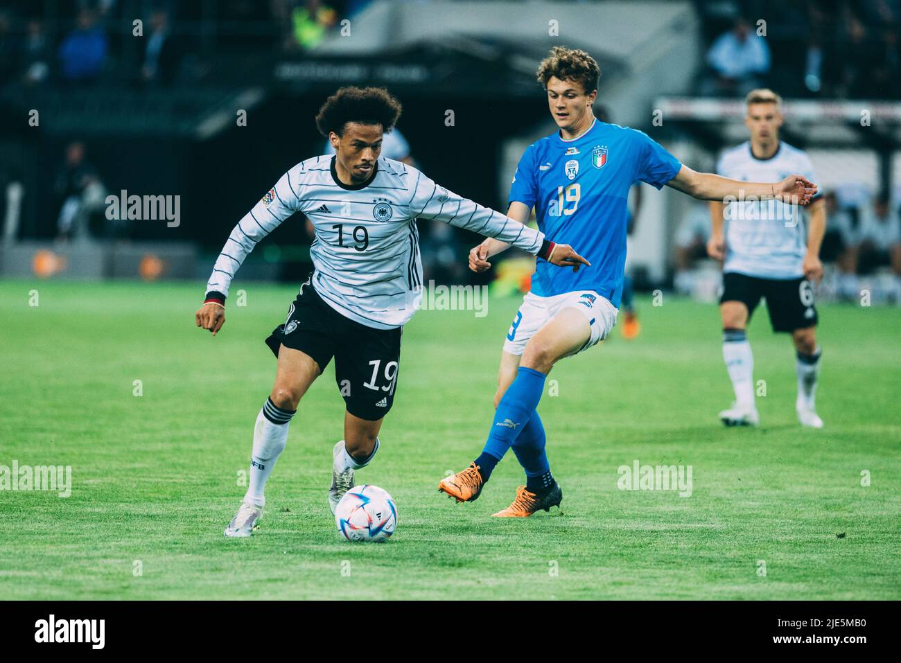 Mönchengladbach, Borussia-Park, 14.06.22: Leroy Sane (Deutschland) (L) gegen Giorgio Scalvini (Italien) beim Länderspiel zwischen Deutschland vs. Italien. Stockfoto