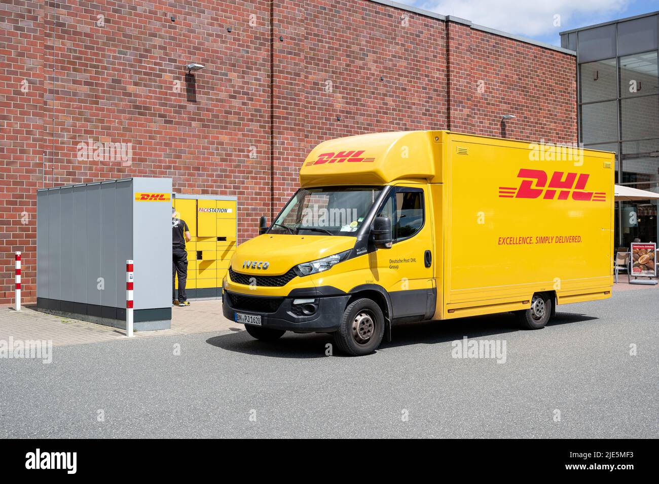 DHL Iveco Daily van bei Packstation Stockfoto