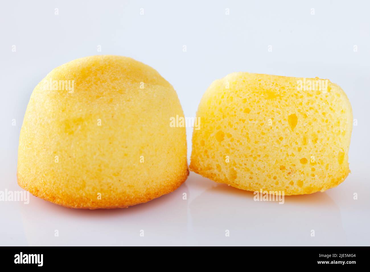 Kleine Cookies auf weißem Hintergrund isoliert - Nahaufnahme Stockfoto