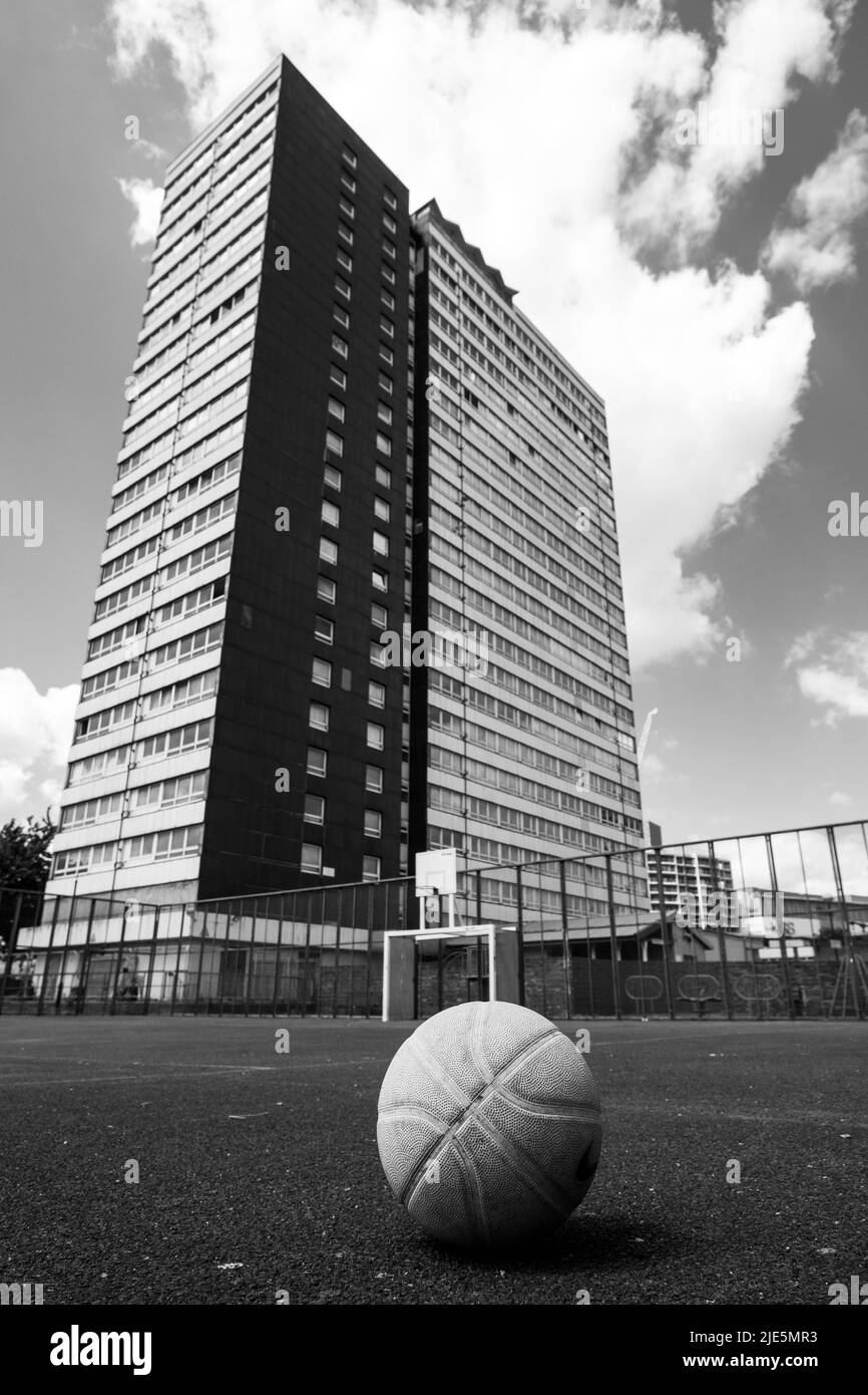 Leerer Turmblock - Dennison Point auf dem Carpenters Estate, Stratford, Newham, für Entwicklung bestimmt, London 2022 Stockfoto