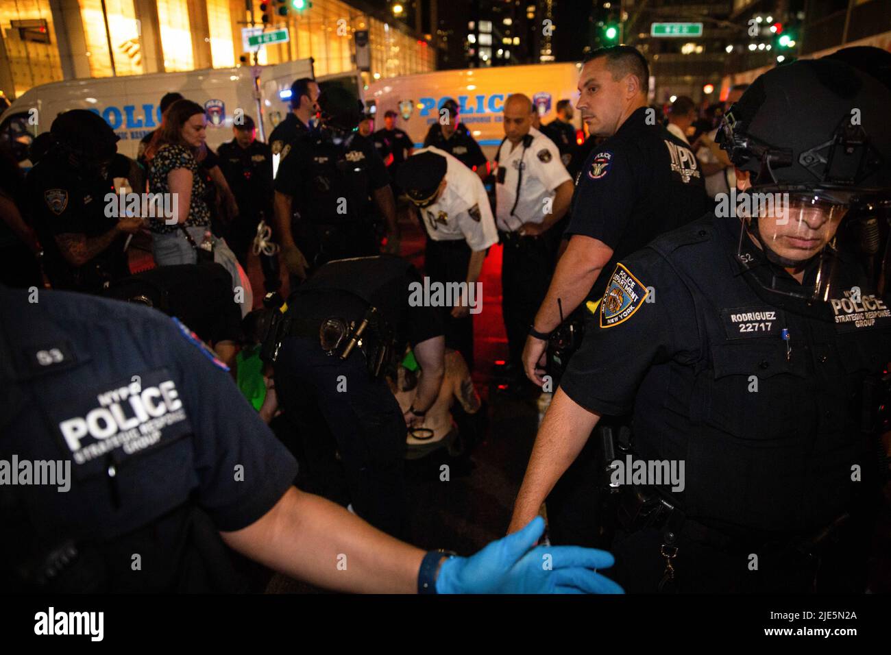 Dutzende von Demonstranten werden während der Demonstration von der NYPD verhaftet. Abtreibungsbefürworter überfluteten die Straßen, die vom Washington Square Park zum Bryant Park marschierten, nachdem der Oberste Gerichtshof Roe V Wade durch ein Urteil gesteult hatte. Stockfoto