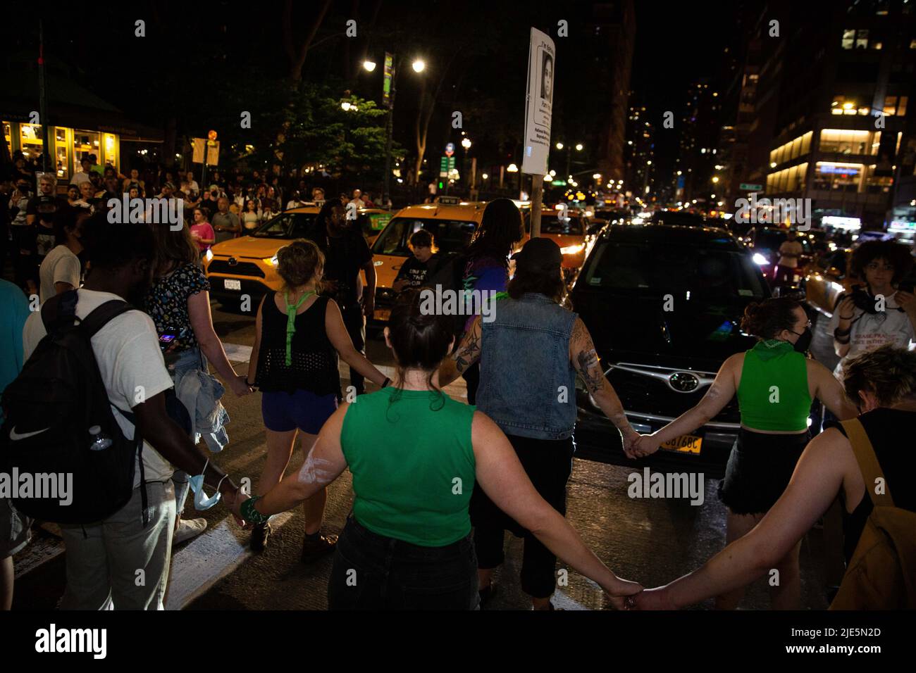 Demonstranten verbinden Waffen, die den Verkehr während der Demonstration blockieren. Abtreibungsbefürworter überfluteten die Straßen, die vom Washington Square Park zum Bryant Park marschierten, nachdem der Oberste Gerichtshof Roe V Wade durch ein Urteil gesteult hatte. Stockfoto