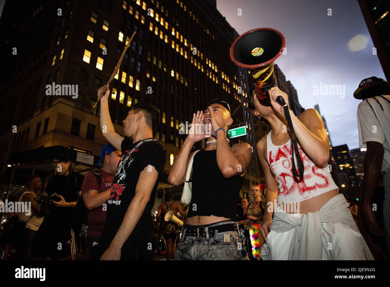 Demonstranten brüllen in die Menge, einer mit Megaphon während der Demonstration. Abtreibungsbefürworter überfluteten die Straßen, die vom Washington Square Park zum Bryant Park marschierten, nachdem der Oberste Gerichtshof Roe V Wade durch ein Urteil gesteult hatte. Stockfoto