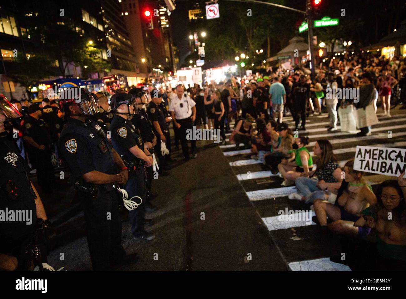 Die NYPD macht sich bereit, während der Demonstration Festnahmen zu machen. Abtreibungsbefürworter überfluteten die Straßen, die vom Washington Square Park zum Bryant Park marschierten, nachdem der Oberste Gerichtshof Roe V Wade durch ein Urteil gesteult hatte. Stockfoto
