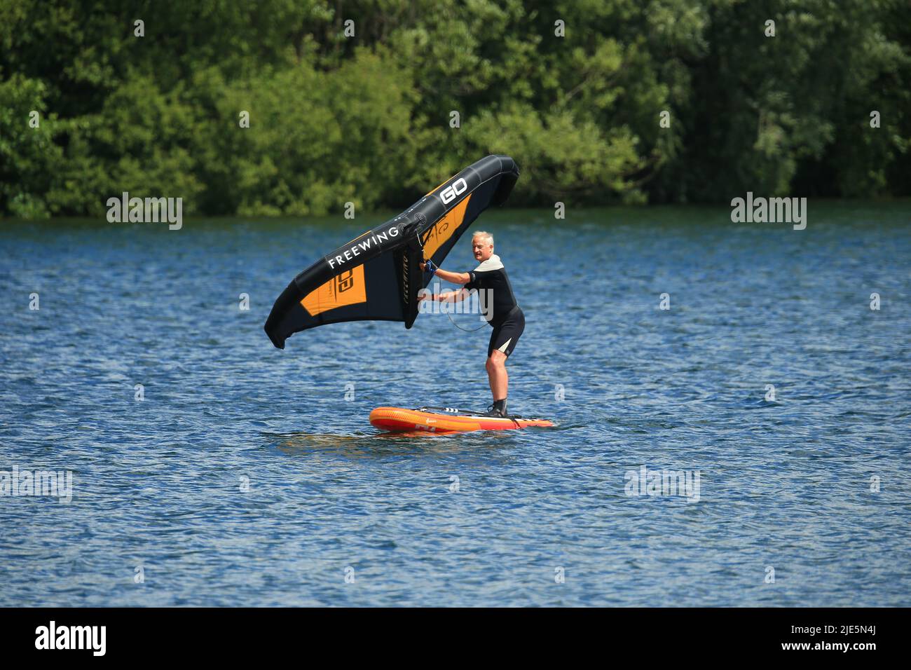 Cirencester, Cotswold Waterpark, Großbritannien, 25.. Juni 2022. Wetter in Großbritannien. Sonniger, warmer Tag, an dem die Menschen ihre Wassersportarten auf den Seen genießen können. Kredit: Gary Leammonth Alamy / Live Nachrichten Stockfoto