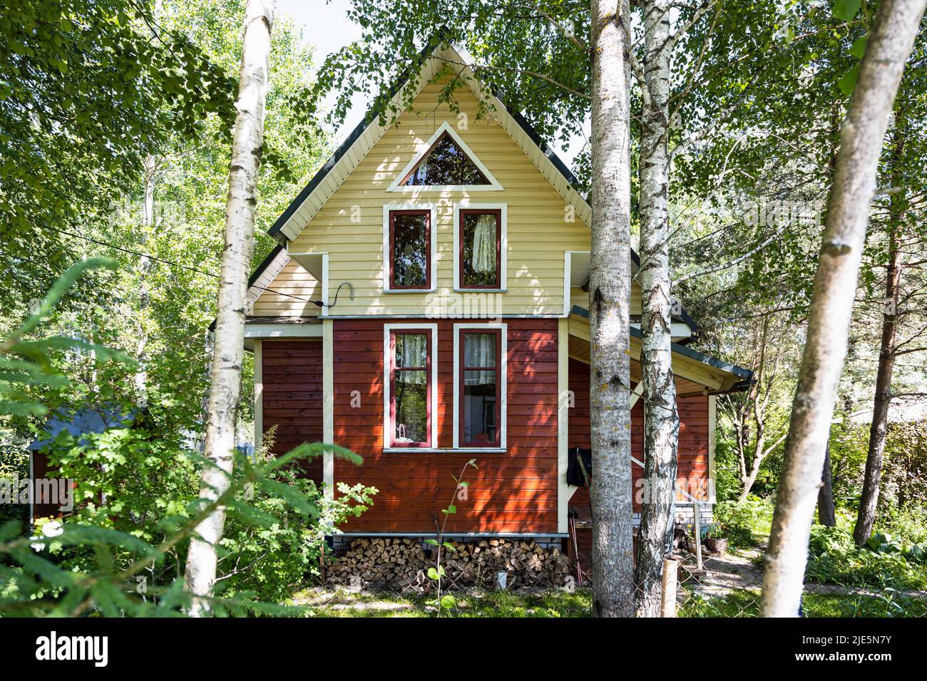 Sommerhaus im Feriendorf in sonnigen Tag in Tver Region von Russland Stockfoto