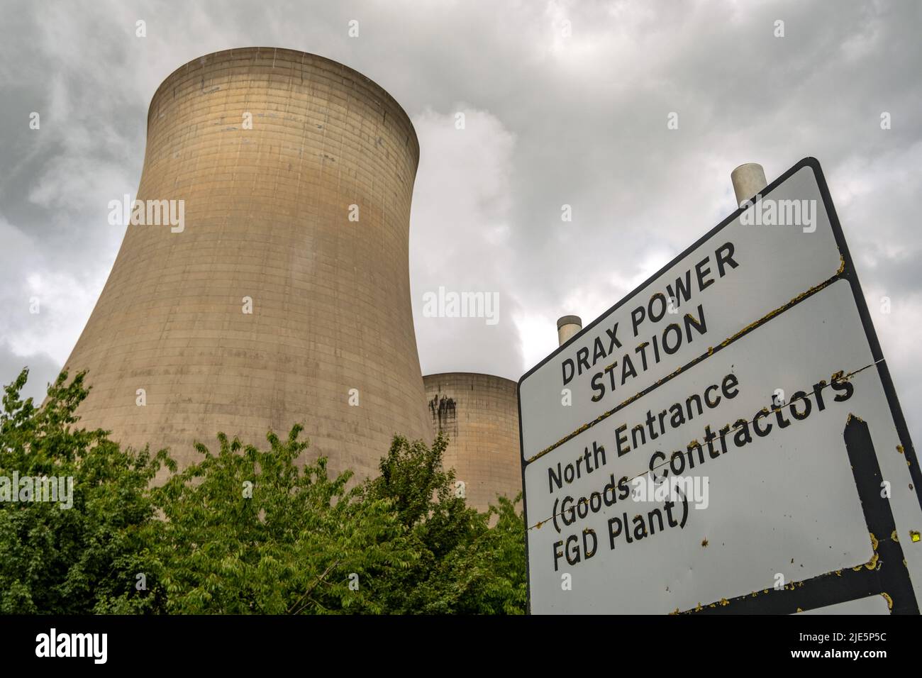 Straßenschild und Kühlturm des Kraftwerks Drax, Kraftwerk in North Yorkshire, England, Großbritannien. Stockfoto