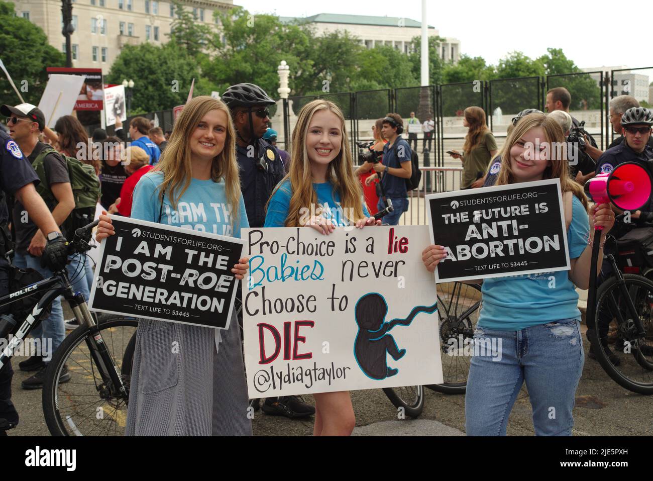 Demonstranten auf beiden Seiten der Abtreibungsdebatte versammelten sich vor dem Obersten Gerichtshof der USA, als sie Roe v. Wade am 24. Juni 2022 umstürzen. Stockfoto