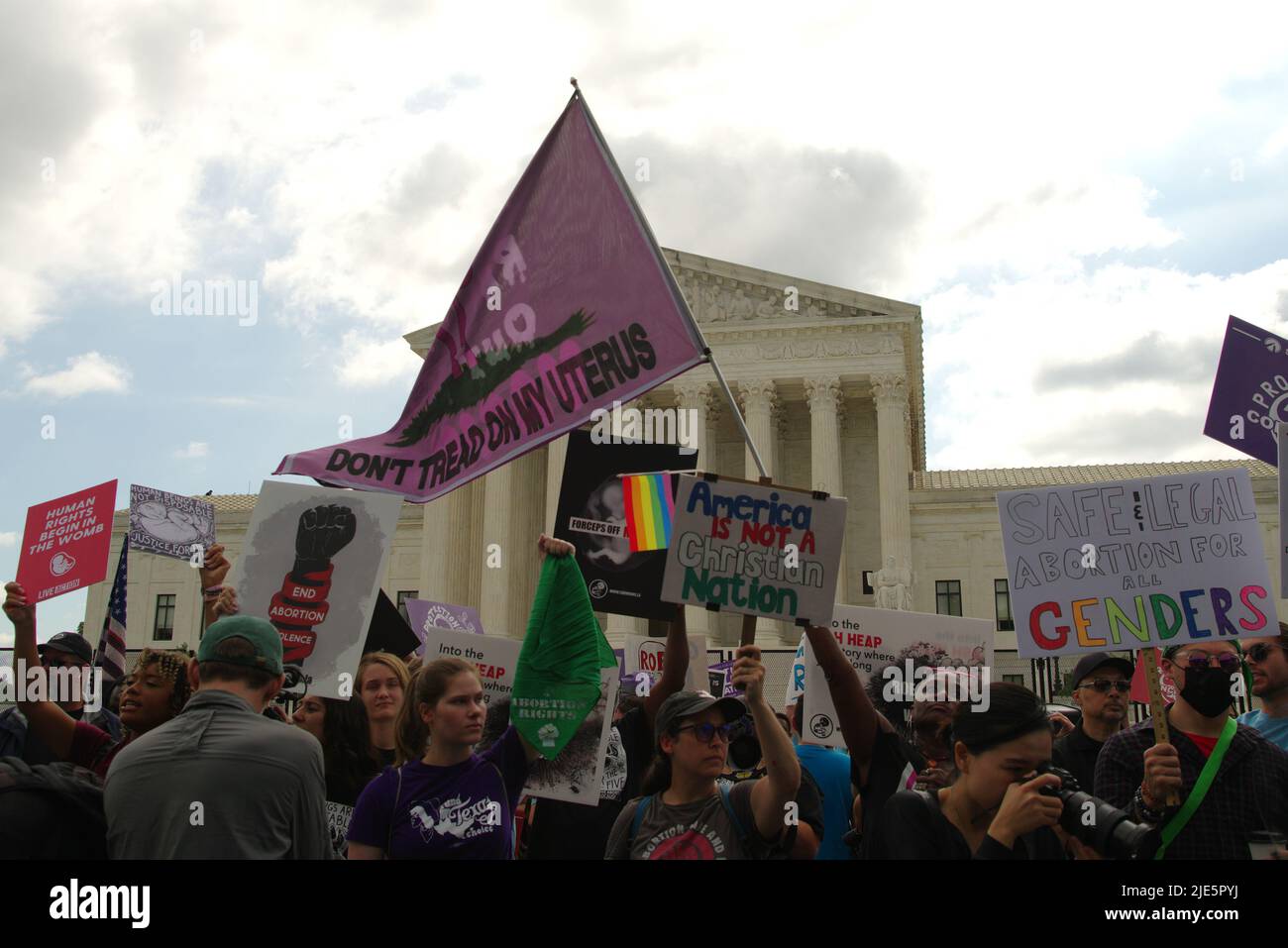 Demonstranten auf beiden Seiten der Abtreibungsdebatte versammelten sich vor dem Obersten Gerichtshof der USA, als sie Roe v. Wade am 24. Juni 2022 umstürzen. Stockfoto