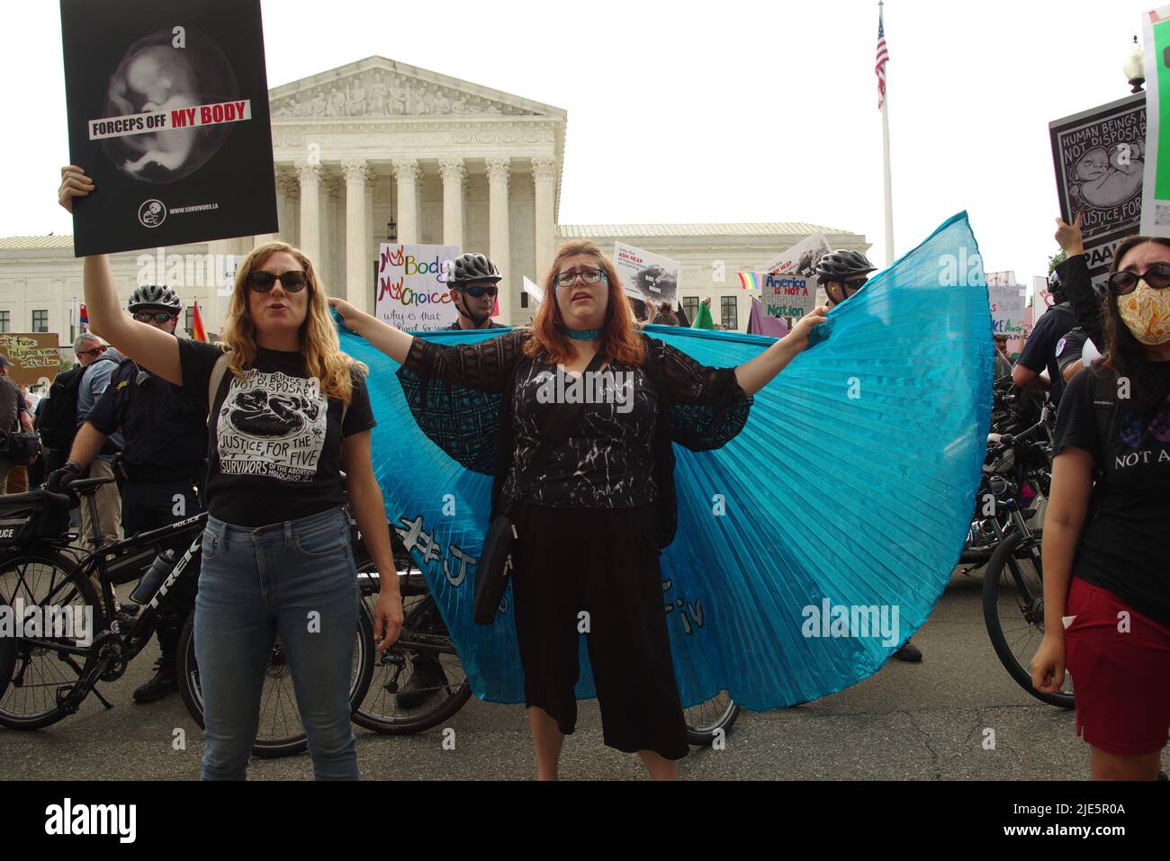 Demonstranten auf beiden Seiten der Abtreibungsdebatte versammelten sich vor dem Obersten Gerichtshof der USA, als sie Roe v. Wade am 24. Juni 2022 umstürzen. Stockfoto