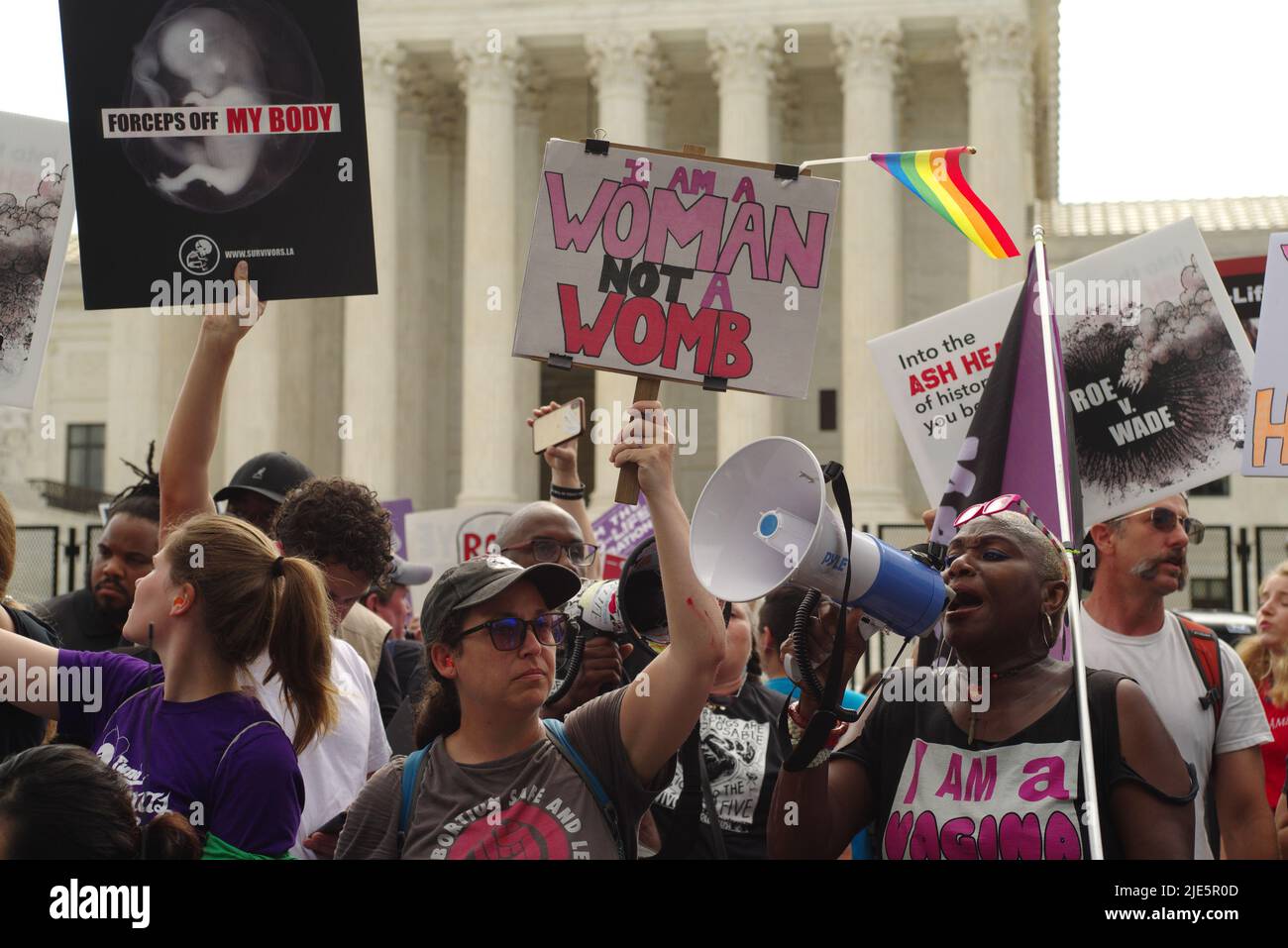 Demonstranten auf beiden Seiten der Abtreibungsdebatte versammelten sich vor dem Obersten Gerichtshof der USA, als sie Roe v. Wade am 24. Juni 2022 umstürzen. Stockfoto