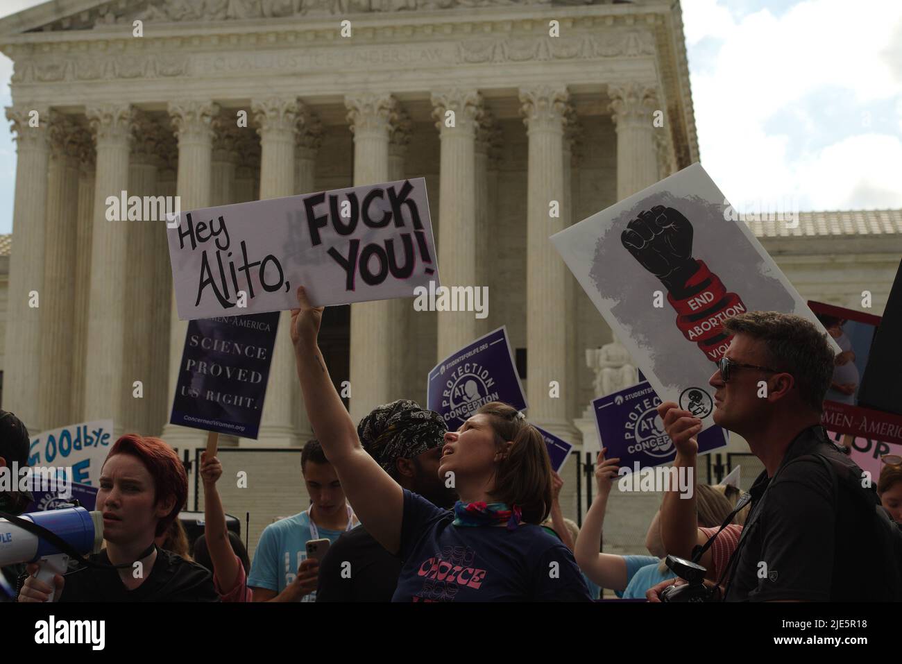 Demonstranten auf beiden Seiten der Abtreibungsdebatte versammelten sich vor dem Obersten Gerichtshof der USA, als sie Roe v. Wade am 24. Juni 2022 umstürzen. Stockfoto