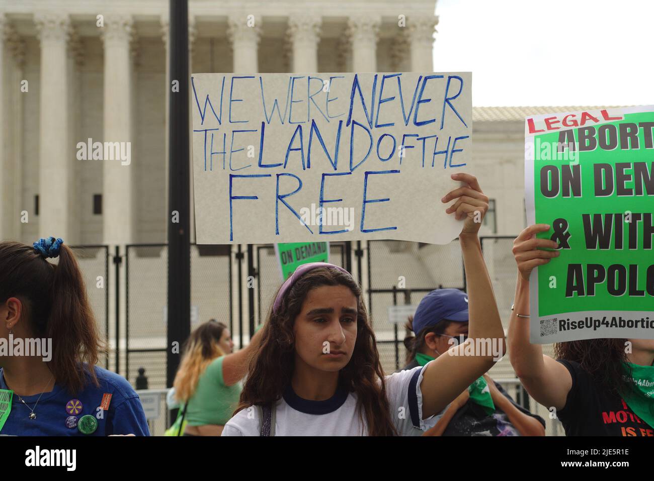 Demonstranten auf beiden Seiten der Abtreibungsdebatte versammelten sich vor dem Obersten Gerichtshof der USA, als sie Roe v. Wade am 24. Juni 2022 umstürzen. Stockfoto